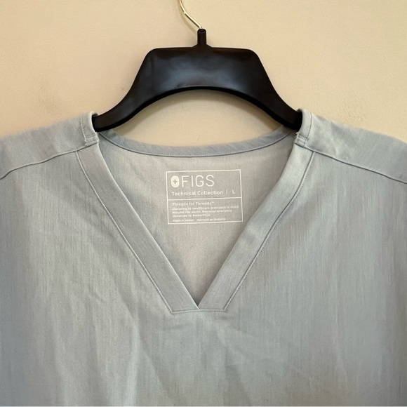 FIGS Casma 3-Pocket Scrub Top in Limited Edition Light Chambray Blue PO 6580, L - Picture 3 of 7